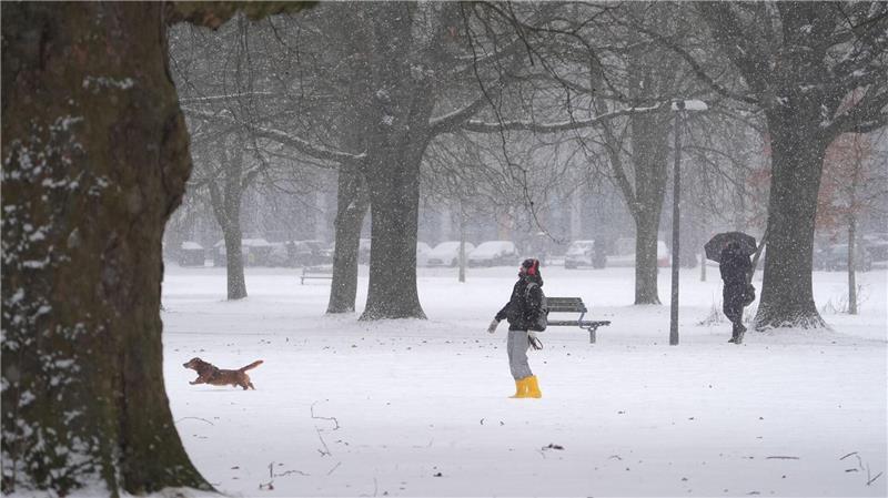 Es bleibt winterlich kalt mit leichtem Schneefall.