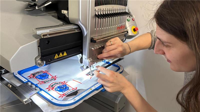 Es braucht viel Feingefühl, um das Garn in die Stickmaschine einzusetzen.