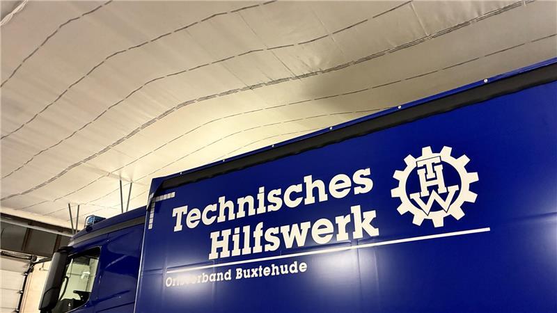 Es bröckelt von der Decke der Fahrzeughalle des THW Buxtehude, Netze schützen die Ausrüstung.