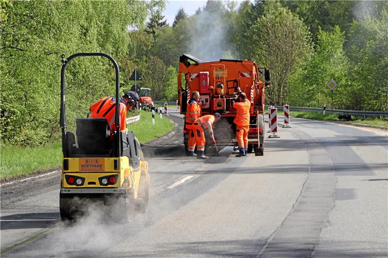Es dampft im Innerstetal: Mitarbeiter der Straßenmeisterei Seesen sanieren Schadstellen auf der Fahrbahn der L 515.  Foto: Gereke