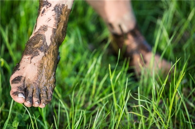 Es darf ruhig mal schmutzig werden: Erholung für gestresste Füße und die Menschen, die an ihnen hängen, bietet der Barfußpark. Fotos: Barfußpark