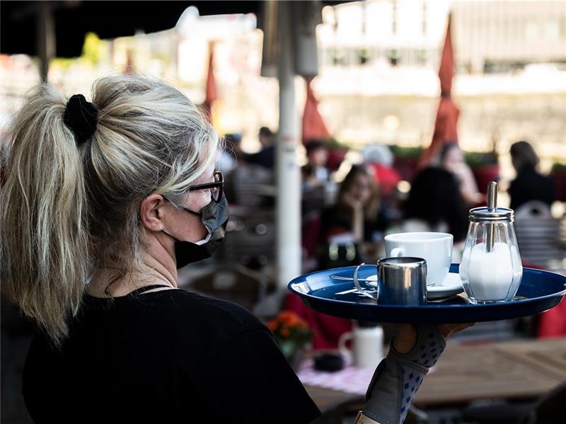 Es darf wieder serviert werden: In Gaststätten und Hotels kommt wieder Leben , ohne staatliche Hilfen wäre das kaum möglich gewesen. Foto: NGG