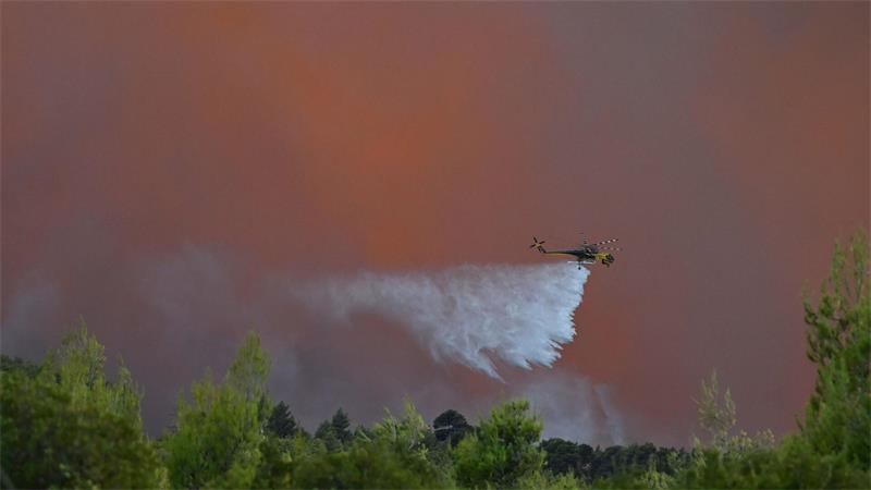 Waldbrände: Schwere Nacht für Griechenland Es dürfte der einzige Hubschrauber gewesen sein, der es wagte: Starke Winde machten die Löscharbeiten aus der Luft unmöglich.