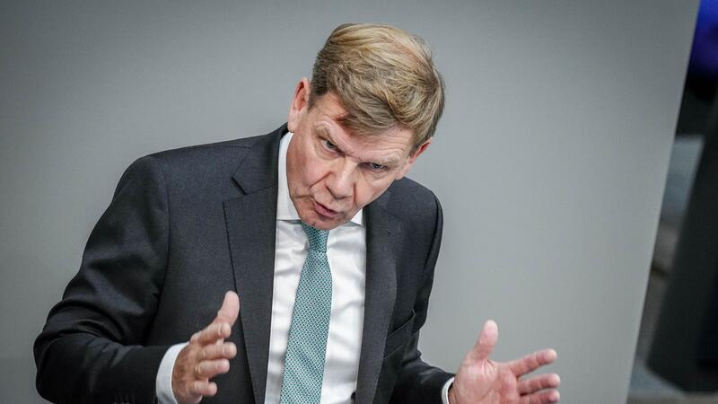 CDU-Politiker lehnen mögliche EU-Atomwaffen ab Es fehle derzeit jede politische, strategische, technische und finanzielle Grundlage, um über EU-eigene Atomwaffen zu diskutieren, so Johann Wadephul (CDU).