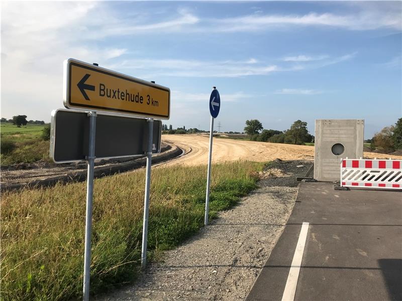 Ausbau der Rübker Straße: Zweifel an Verkehrsschätzung für Autobahnzubringer Es fehlt nur noch der Asphalt auf der Autobahnanschlussstelle Buxtehude-Mitte. Ansonsten ist vieles für den Anschluss der Stadt fertig. Fotos: Wisser