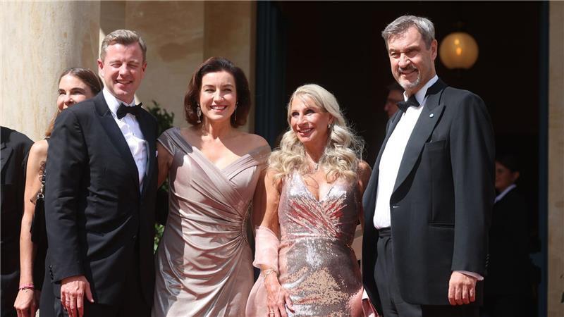Dresscode oder Schlabberlook fürs Opernhaus? Es funkelte zum Start der Bayreuther Festspiele 2025: Forschungsministerin Dorothee Bär (2.v.l) und Karin Baumüller-Söder (2.v.r) in Abendkleidern, ihre Ehemänner Oliver Bär (l.) und Markus Söder (r.) im Smoking. (Archivbild)