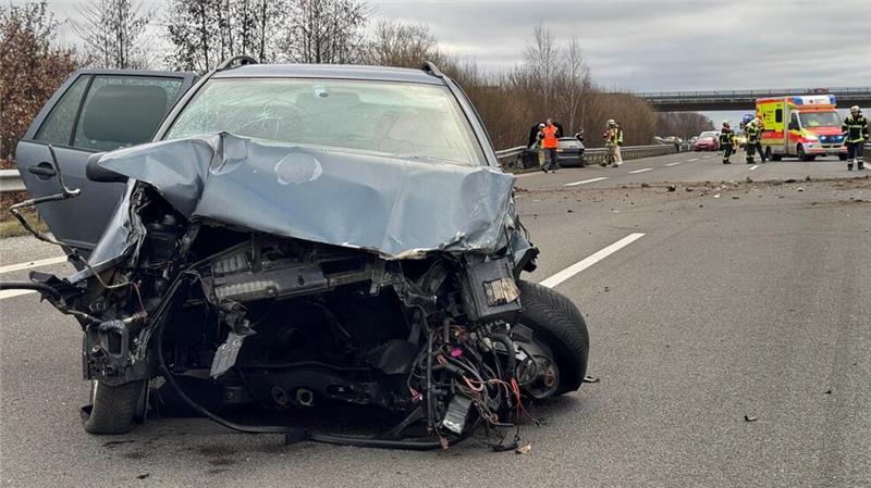 Zwei Autos verunglücken auf A26 - Drei Verletzte Es gab Rückstaus auf der A26.