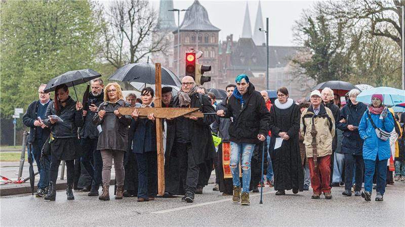 Ökumenischer Kreuzweg Lübeck fordert auf, Haltung zu üben Es gab fünf Stationen mit kurzen Ansprachen.