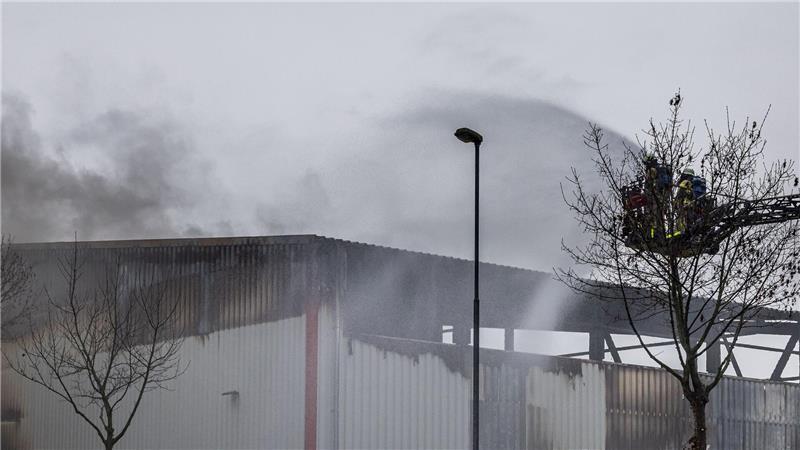 Es gab keine Verletzten, die Arbeit in dem Betrieb hatte am Morgen noch nicht begonnen. 