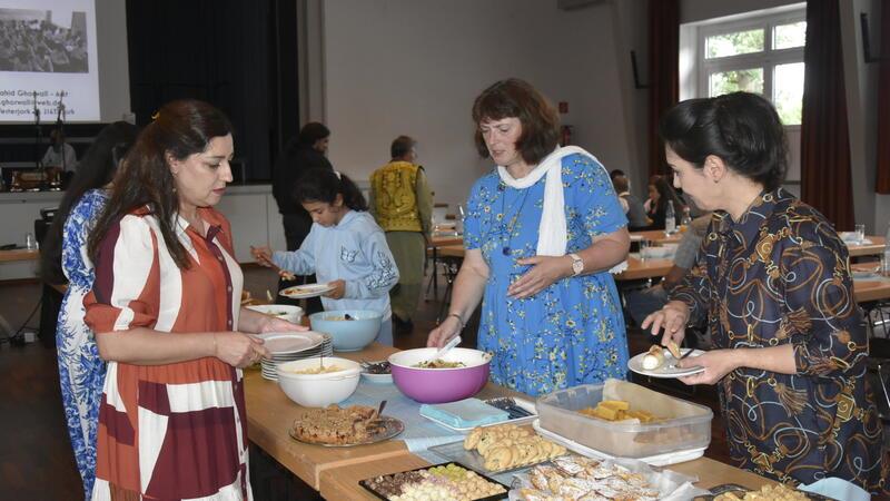So schlimm ist die Lage in Afghanistan – Wie ein Jorker Verein helfen will Es gab verschiedene afghanische Spezialitäten auf der Info-Veranstaltung in der Festhalle.
