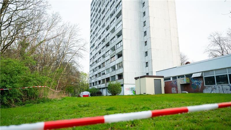 Tödlicher Balkonsturz eines 15-Jährigen in Harburg: Weitere Festnahmen Es gebe Hinweise auf ein Fremdverschulden, sagte ein Sprecher der Polizei.