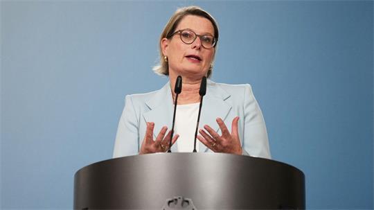 Es gehe bei der Reform nicht in erster Linie um den Schutz Einzelner, sondern auch um den Schutz des Gemeinwesens, sagt Bundesjustizministerin Stefanie Hubig (SPD).