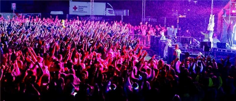 20.000 Besucher feiern bei Festival auf Flugplatz Es geht auf Mitternacht zu: Der prasselnde Regen stört die Gäste auf dem „Ferdinands Feld“ überhaupt nicht. Auf diesem Terminal wird unter anderem Hardstyle aufgelegt. Foto: Sigi Schritt/Rotenburger Kreiszeitung