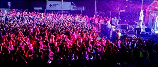 Es geht auf Mitternacht zu: Der prasselnde Regen stört die Gäste auf dem „Ferdinands Feld“ überhaupt nicht. Auf diesem Terminal wird unter anderem Hardstyle aufgelegt. Foto: Sigi Schritt/Rotenburger Kreiszeitung