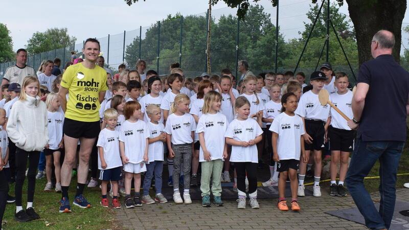 24 Stunden: Bargstedter erlaufen rekordverdächtig hohe Spende Es geht los: Schirmherr Heiko Fischer gibt den "Startschuss" zum Kinderlauf, links Organisator Udo Feindt.