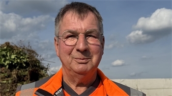 "Es geht mir gut.  Denn ich habe hier viel Kommunikation und die Leute so nett sind." Werner Koops, Mitarbeiter der neuen Annahmestelle für Grünabfälle in Harsefeld, am Dienstag, 13. Oktober 2026.