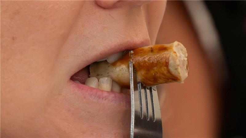 Es geht um die Wurst. Ein Jurymitglied nimmt an der traditionellen Wurstprüfung auf dem Oktoberfest teil. 