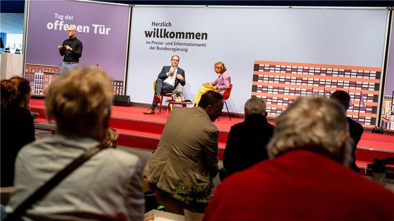 Dobrindt verteidigt Kurs bei Aufnahme von Afghanen Es geht um rund 2.000 Afghanen, die als gefährdet gelten, weil sie sich für demokratische Rechte eingesetzt oder einst als Ortskräfte für die Bundeswehr oder für deutsche Organisationen gearbeitet haben, und die mit ihren Familienangehörigen eine Aufnahmezusage der alten Ampel-Regierung haben.