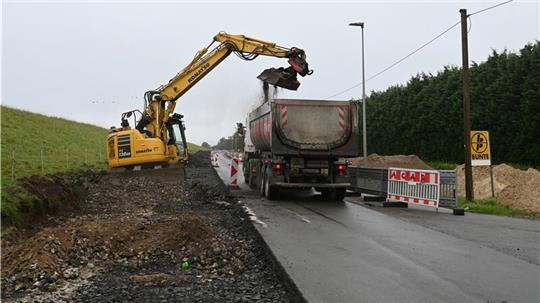 Es geht weiter auf der K39: Seit Dienstagmorgen werden die Asphalt-Hügel entlang der Kreisstraße in Jork-Hinterbrack entsorgt.