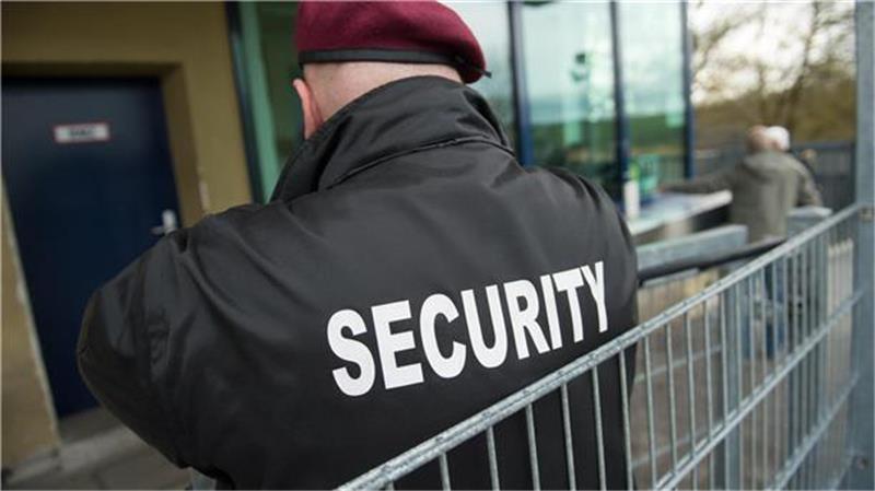 Nach Polizeieinsätzen: Bremerhavener Bibliothek braucht einen Sicherheitsdienst Es gibt Ärger in der Bremerhavener Stadtbibliothek. Wie auf diesem Symbolbild muss ein Sicherheitsdienst her. Foto: picture alliance / Marijan Murat/dpa