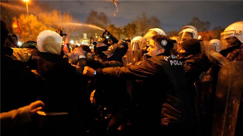 Nach Imamoglu-Festnahme – Zusammenstöße bei Demos in Türkei Es gibt Berichte über Zusammenstöße in mehreren türkischen Städten.