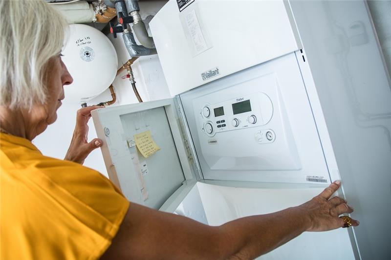Energiespartag: Mit diesen Tipps sparen Sie jetzt Strom, Gas und Öl Es gibt Sparpotenzial: An viele Heizungen lässt sich ein Sommerbetrieb einstellen. Foto: Christin Klose/dpa-tmn