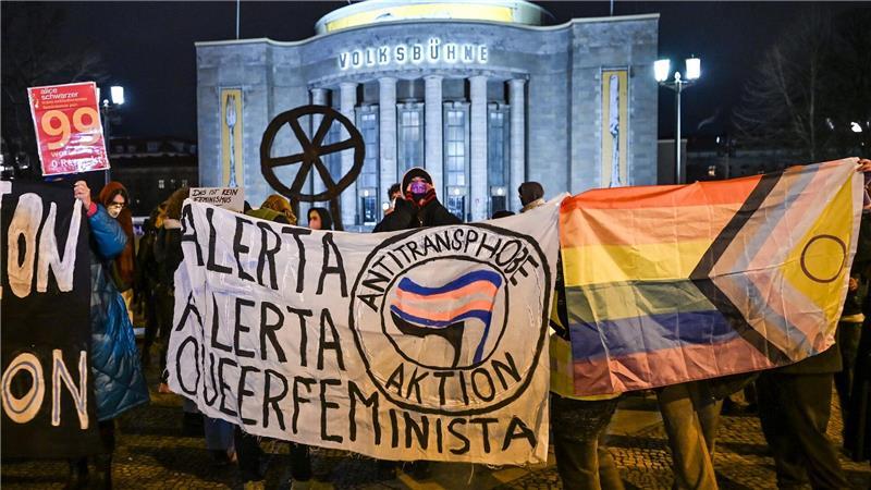 Es gibt aber auch Protest gegen Schwarzer vor der Volksbühne.