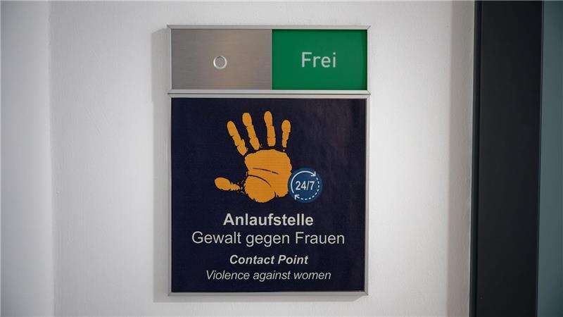 Es gibt aktuell zwei Anlaufstellen dieser Art: Einer in der Wache am Hauptbahnhof Köln, einer am Berliner Ostbahnhof.