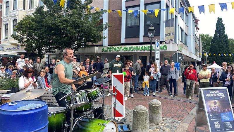 Buxtehuder Altstadtfest: Das ist neu auf der beliebten Partymeile Es gibt ein Wiedersehen mit Schlagzeuger Oded Kafri, der beim Altstadtfest schon einmal zu Gast war.