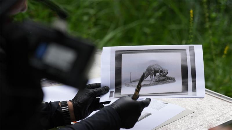 Es gibt ein historisches Foto der Saurier-Skulptur Allosaurus, aber der Restauratorin fehlen viele weitere Informationen.