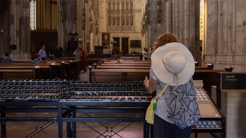Wie kommt der Eintrittspreis am Kölner Dom am ersten Tag an? Es gibt einen kostenlos zugänglichen Bereich für Gäste, die beten oder eine Kerze anzünden wollen.