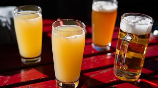 Es gibt keine sichere Alkoholmenge für einen unbedenklichen Konsum, sagt die Deutsche Gesellschaft für Ernährung. (Symbolbild)