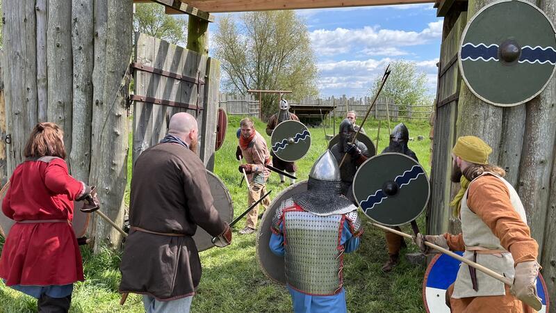 Fast wie vor 1100 Jahren: Wikinger trainieren für die große Schlacht um Jork Es gibt klare Regeln, Sicherheit geht vor. Waffen und Kleidung der Wikinger entsprechen archäologischen Funden.