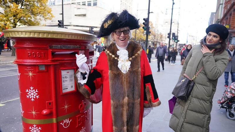 „Singende“ Briefkästen stimmen Briten auf Weihnachten ein „Es gibt nichts Besseres, als Weihnachtskarten an Freunde und Familie zu schicken und ein bisschen festliche Freude zu versprühen“, sagt die Londoner Bezirksrätin Patricia McAllister.