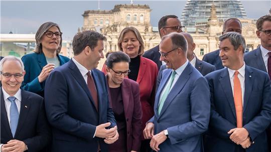 Es habe Einigkeit geherrscht, dass der Wirtschaftsstandort Deutschland vor großen Herausforderungen stehe, hieß es.