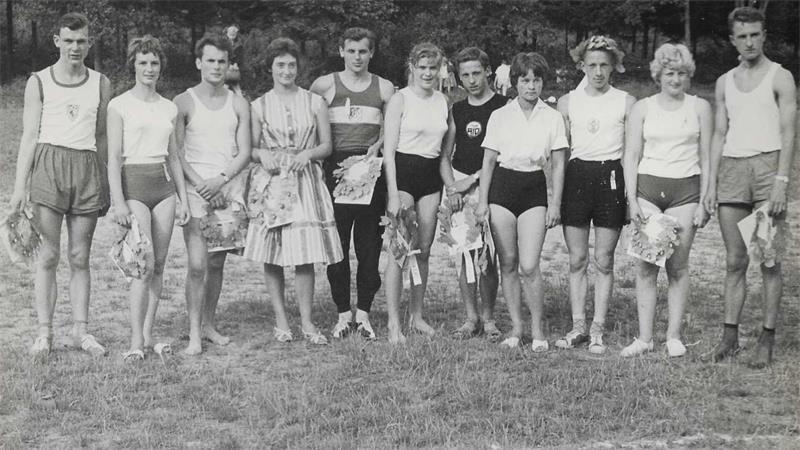Es handelt sich um ein Sportfest des MTV Himmelpforten. Reinhild Lemke, Sechste von links, löste das 3. Rätsel.