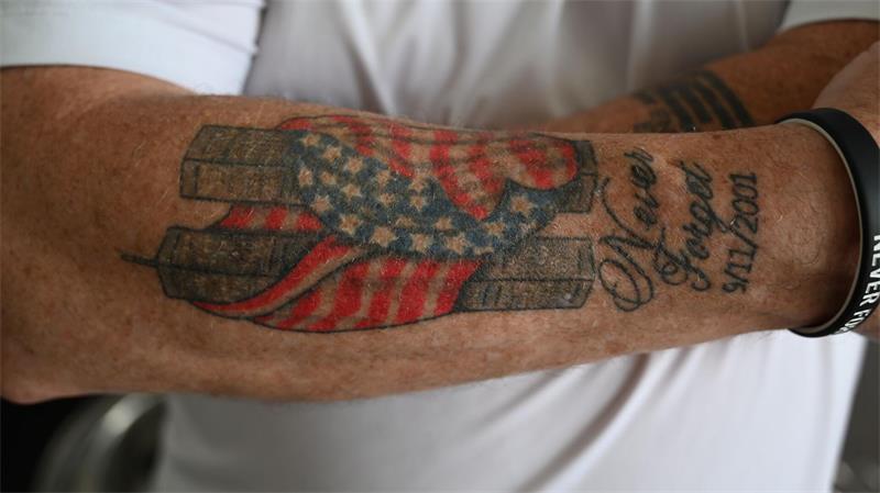 Es hat Jahre gebraucht, bis Feuerwehrmann Andrews sich nach 9/11 ein Bild der in eine amerikanische Flagge gehüllten Zwillingstürme auf den Unterarm tätowieren lassen konnte. 