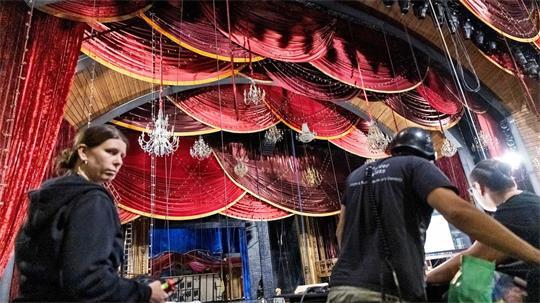 Es ist Endspurt vor dem Beginn der Aufführungen des Musicals „Moulin Rouge“ im Theater am Großmarkt.