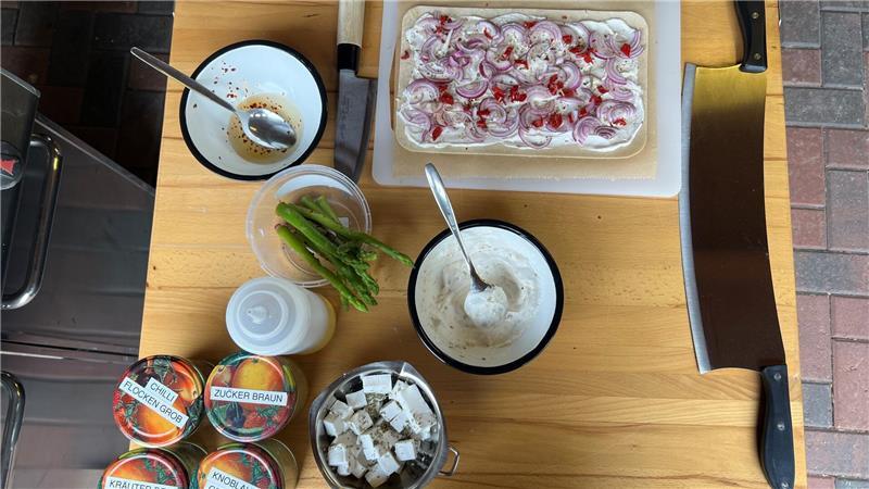 Grill-Experte Roger aus Stade: Diese Fehler unbedingt vermeiden Es ist angerichtet: Vegane Kost für den Grill mit grünem Spargel auf Flammkuchen.