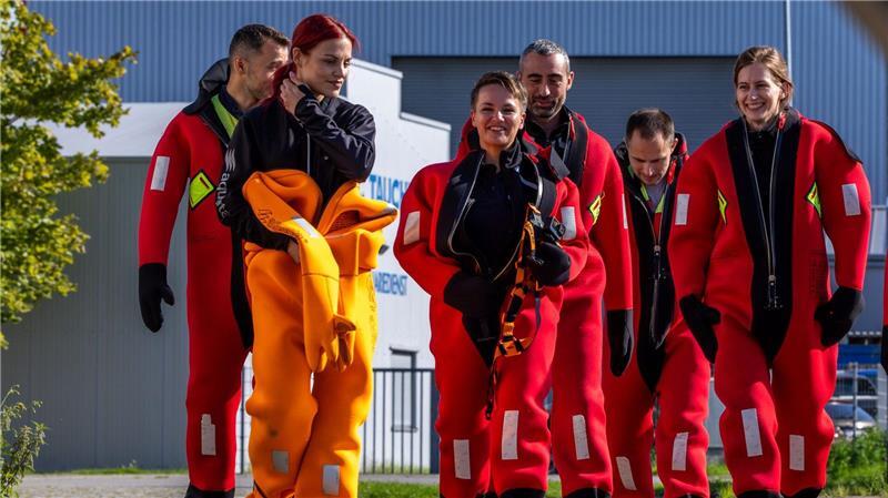 Astronauten auf See - Überlebensübung mit Weste und Paddel Es ist bereits das dritte Mal, dass Astronauten in Rostock das Überleben auf See trainieren.