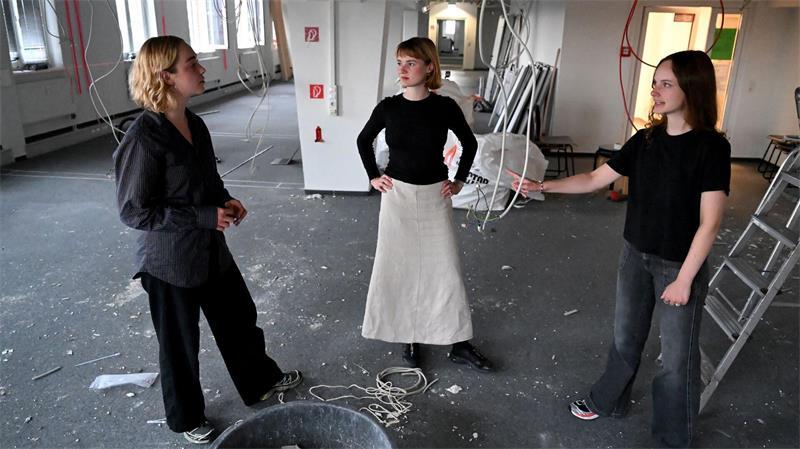 Hamburger Wohnungsnot: Einst Schokofabrik, bald WG Es ist das zweite Projekt, das Emma (l), Leona und Juli gemeinsam auf die Beine stellen.