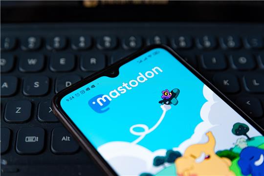 Es ist die Homepage von Mastodon, einem dezentralen sozialen Netzwerk, auf einem Handybildschirm zu sehen. Mastodon soll nach der Übernahme von Twitter durch Tech-Milliardär Musk mehr als 200.000 neue Nutzer gewonnen haben. Foto: Davide Bonaldo/SOPA Images via ZUMA Press Wire/dpa