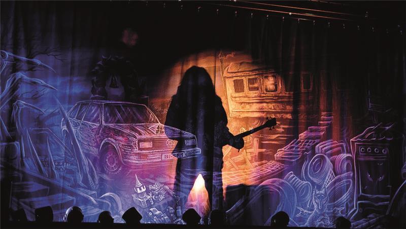 Heavy-Metal-Hörspiel erstmals live im Stadeum in Stade Es ist ein Theaterstück ohne Schauspiel, dafür mit Live-Band auf der Bühne und einem Hörspiel, das aus den Boxen kommt.