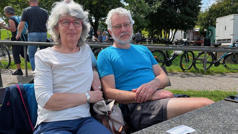 „Es ist eine liebenswerte Landschaft“, sagt Renate, die mit ihrem Mann Bernd aus dem Rheinland erstmals das Alte Land erkundet - mit dem Fahrrad von ihrer Ferienwohnung in Jork aus.