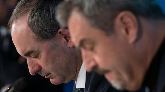 Es ist ernst: Finden Hubert Aiwanger und Markus Söder eine Lösung im Schulden-Streit? (Archivbild)