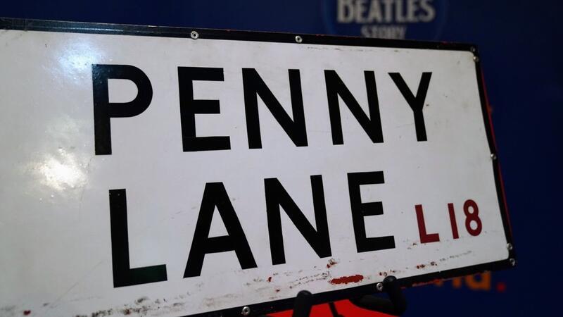 Schild der berühmten Penny Lane wieder aufgetaucht „Es ist großartig zu sehen, dass etwas von so großer Bedeutung nach fast einem halben Jahrhundert endlich zurückgekehrt ist an seinen rechtmäßigen Platz“, sagt Bürgermeister Steve Rotheram.