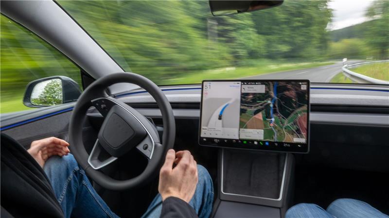 Es ist in Europa das erste Shuttle-Projekt, bei dem Teslas mit der Software „Full Self-Driving (Überwacht)“ fahren (Archivbild)