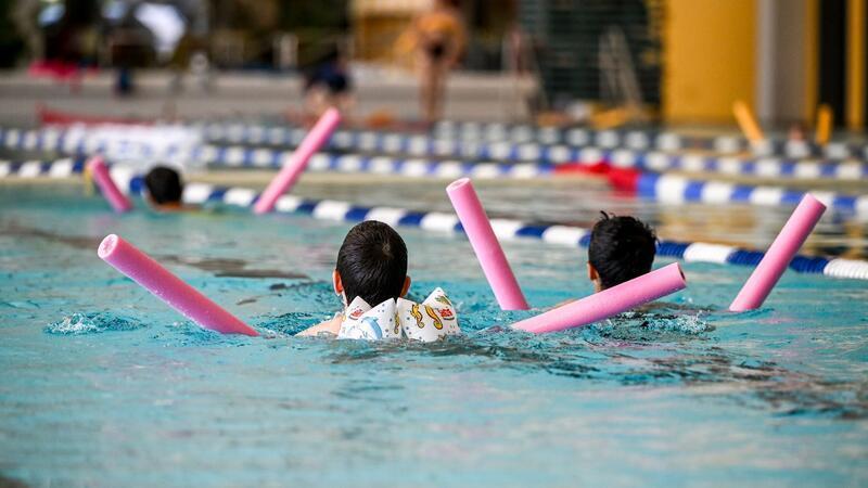 Bäderland: Etwa die Hälfte der Hamburger Grundschüler hat Angst vor Wasser Es ist in Hamburg endlich wieder leichter für Kindergarten- und Grundschul-Kinder Kurse zum Schwimmenlernen zu finden. (Symbolbild)