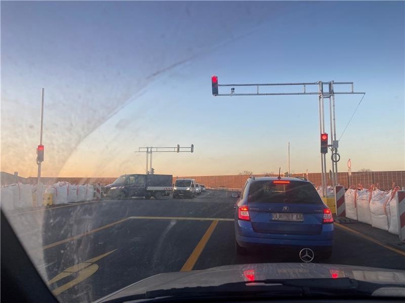 A26: Das sorgt an der neuen Auffahrt in Neu Wulmstorf für Probleme Es ist nicht erlaubt, aber die Regel: Autofahrer aus Rübke kommend biegen nach rechts auf die A26 ab. Eigentlich sollen die Verkehrsteilnehmer geradeaus in Richtung Neu Wulmstorf fahren. Foto: Möller