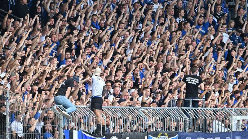 Bilder des Tages Es ist nicht sicher, ob es Bielefeld gibt, aber es gibt die Fans der Arminia. Die zeigen, dass sie beim Spiel gegen Eintracht Braunschweig geschlossen hinter ihrer Mannschaft stehen.